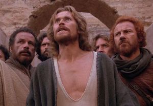 Willem Dafoe como Jesús (al centro), flanqueado por Víctor Argo, como Pedro (izquierda), y Harvey Keitel, como Judas (derecha)