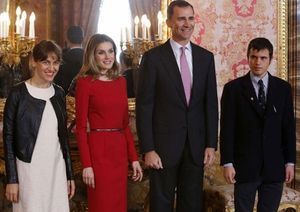 De izquierda a derecha, Colombina Parra —hija del Antipoeta—, los príncipes Felipe y Letizia y Cristóbal Ugarte, hijo de la primera y nieto de Nicanor Parra