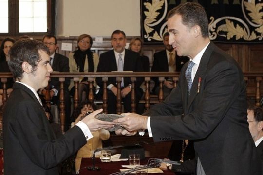 Cristóbal Ugarte recibe el Premio Cervantes en nombre de su abuelo, Nicanor Parra, de manos del príncipe de Asturias, Felipe de Borbón