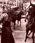Represi�n a la �Marcha por la Vida�, en Buenos Aires (1982). Fotograf�a: Eduardo Longoni