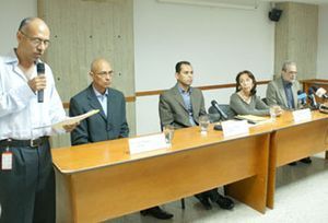 De izquierda a derecha, los jueces Luis Delgado, Isa&iacute;as Ca&ntilde;iz&aacute;lez y Laura Antillano, acompa&ntilde;ados por Roberto Hern&aacute;ndez Montoya, presidente de la Fundaci&oacute;n Celarg, durante la lectura del veredicto