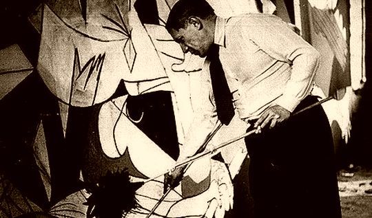 Pablo Picasso pintando el &ldquo;Guernica&rdquo;. Fotograf&iacute;a de Dora Maar