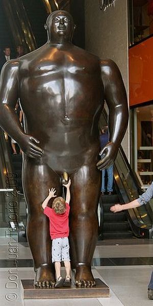 Escultura de Ad&aacute;n en el edificio de la Times Warner, en Nueva York