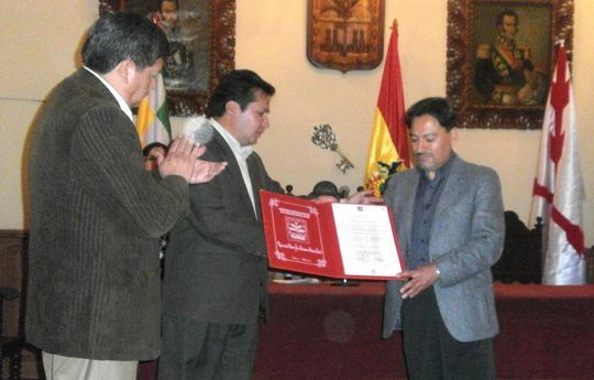 Condecoraci&oacute;n de V&iacute;ctor en el Sal&oacute;n Rojo del Gobierno Aut&oacute;nomo Municipal de Sucre