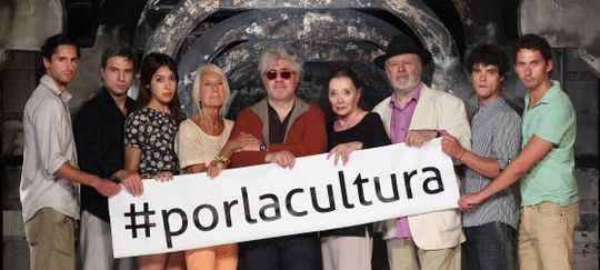 De izquierda a derecha, los actores Juan Diego Botto y Alberto San Juan, la cantante Anni B Sweet, la galerista Soledad Lorenzo, el director Pedro Almod&oacute;var, la actriz N&uacute;ria Espert, el dramaturgo Mario Gas, el torero Miguel Abell&aacute;n y el actor y director Paco Le&oacute;n