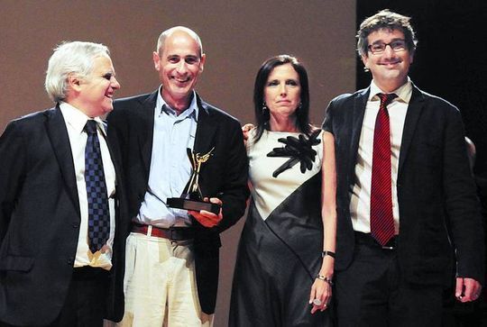 De izquierda a derecha, Juan Cruz Ruiz, el ganador Fernando Monacelli, Claudia Pi&ntilde;eiro y Santiago Roncagliolo