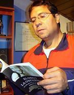 Alberto Salcedo Ramos, con un ejemplar de su libro �El oro y la oscuridad�