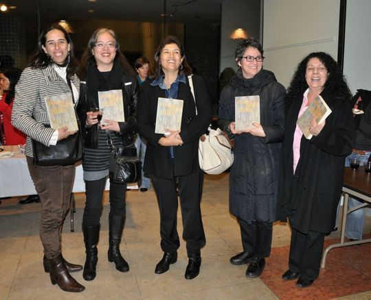 De izquierda a derecha, las antologistas Melissa Ghezzi y Claudia Salazar, junto con las escritoras Mariela Dreyfus, Ely Rosa Zamora y Dinapiera di Donato, durante la presentaci&oacute;n del libro. Fotograf&iacute;a: Ana Ribeiro