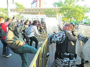 Manifestaciones contra enrique Pe&ntilde;a Nieto a las puertas de la FIL Guadalajara