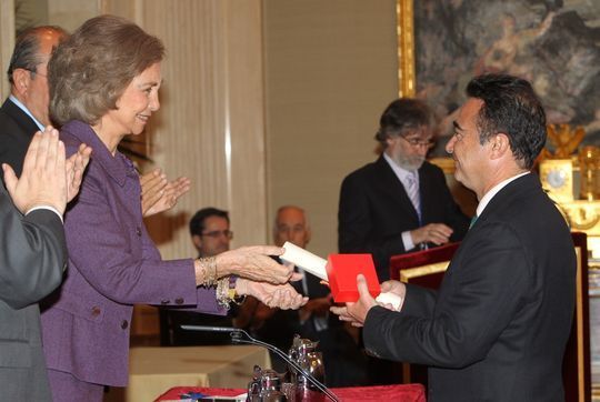 Alfonso Ram&iacute;rez de Arellano recibe la distinci&oacute;n de manos de la reina Sof&iacute;a de Espa&ntilde;a