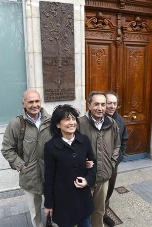 Los hijos de Delibes, tras la develaci&oacute;n de la placa