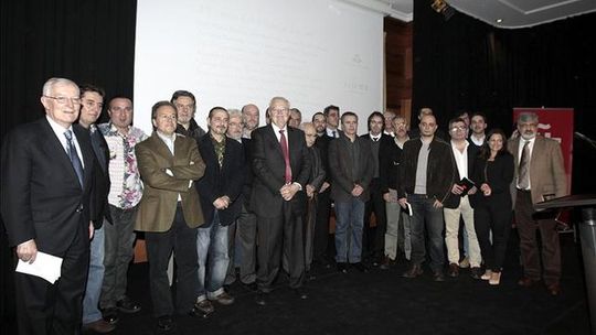 V&iacute;ctor Garc&iacute;a de la Concha (izquierda) con varios de los ganadores y jueces del galard&oacute;n