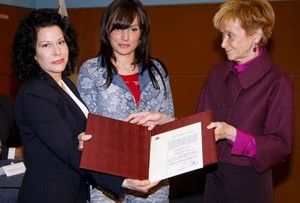 La vicepresidenta del Gobierno, Mar&iacute;a Teresa Fern&aacute;ndez de la Vega, entreg&oacute; en 2010 la Declaraci&oacute;n de Reparaci&oacute;n y Reconocimiento Personal de Miguel Hern&aacute;ndez a la nuera del poeta, Luc&iacute;a Izquierdo, y a la nieta, Mar&iacute;a Jos&eacute;