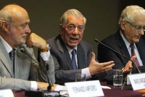 De izquierda a derecha: Fernando Ampuero, Mario Vargas Llosa y Ricardo Silva Santisteban