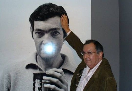 Jos&eacute; S&aacute;nchez Lecuna ante una fotograf&iacute;a de Julio Cort&aacute;zar