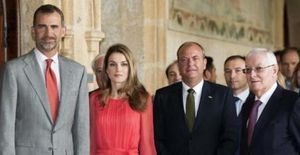 De izquierda a derecha, los pr&iacute;ncipes de Asturias, don Felipe y do&ntilde;a Letizia; el presidente de Extremadura, Jos&eacute; Antonio Monago, y el director del Cervantes, V&iacute;ctor Garc&iacute;a de la Concha