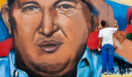 Mural con el rostro de Hugo Ch&aacute;vez