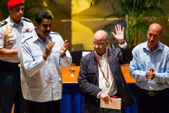 Presidente de Venezuela, Nicol&aacute;s Maduro, y Eduardo Lalo, ganador del Premio Internacional de Novela R&oacute;mulo Gallegos