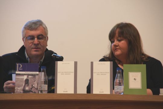 Chelo Pineda Pizarro y Antonio Mar&iacute;a Fl&oacute;rez durante la presentaci&oacute;n de &ldquo;En las fronteras del miedo&rdquo;