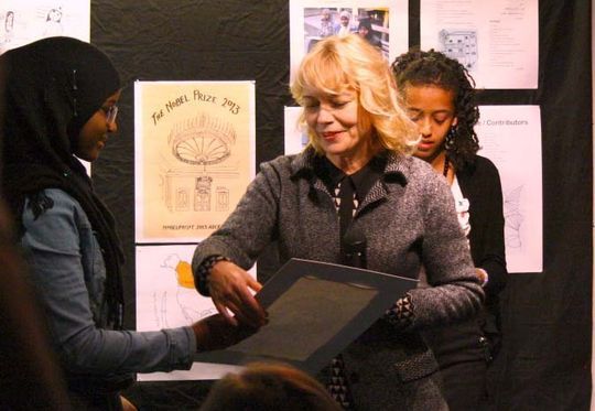Jenny Munro recibe un dibujo del rostro de su madre Alice Munro. Fotograf&iacute;a: Javier Claure Covarrubias