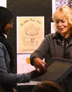 Jenny Munro recibe un dibujo del rostro de su madre Alice Munro