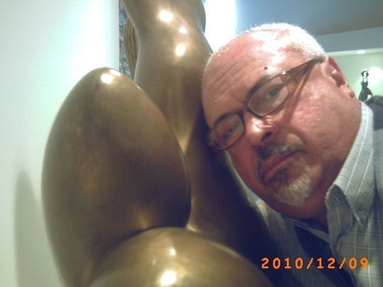 El cronista con una escultura de Baltasar Lobo