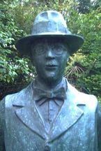 Escultura de Fernando Pessoa en Oporto