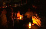 La gente se alumbr� con fogatas y linternas durante el reciente apag�n en Nueva York (foto de Peter Turnley).