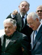 Augusto Roa Bastos y Fidel Castro bajan del avi�n en La Habana
