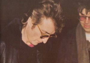 John Lennon firma un aut&oacute;grafo a Mark David Chapman